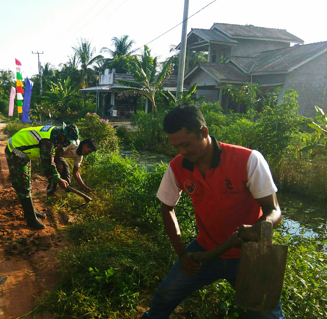 Bersama Warga Binaanya Serda Muhaimin giat Bergotong-Royong